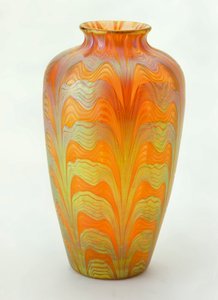 Vase opaque avec décoration émaillée